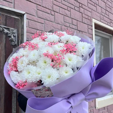 Букет круглый с хризантемами и гипсофилой
