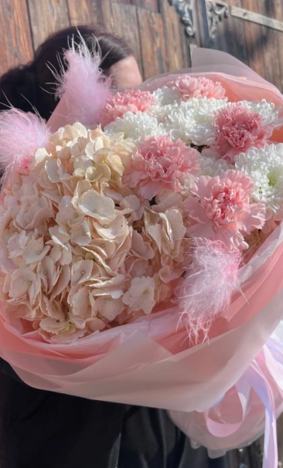 Круглый букет с гортензией, кустовой хризантемой и гвоздиками