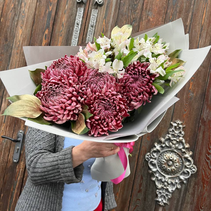 Букет с хризантами и альстромерией «Золотые бигуди»