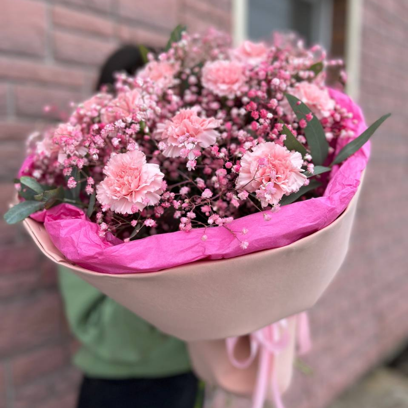 Букет с гвоздиками «розовый крем»