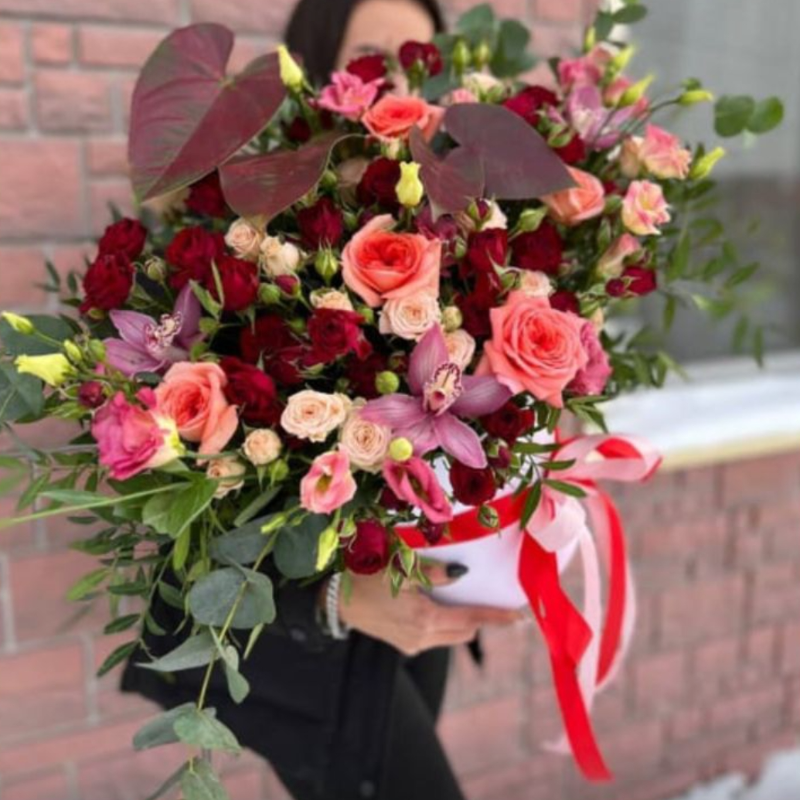 Композиция в шляпной коробке «антуриумы»